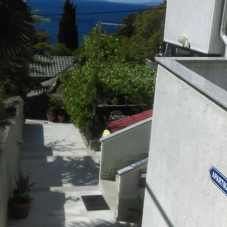 아파트 In Mit Terrasse Und Grill 리예카